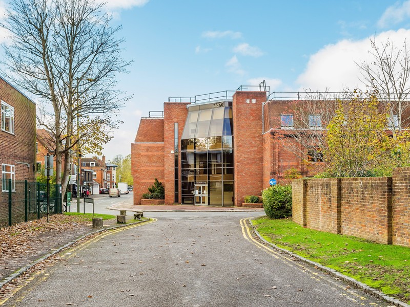 2 Bed Apartment To Rent in Reigate